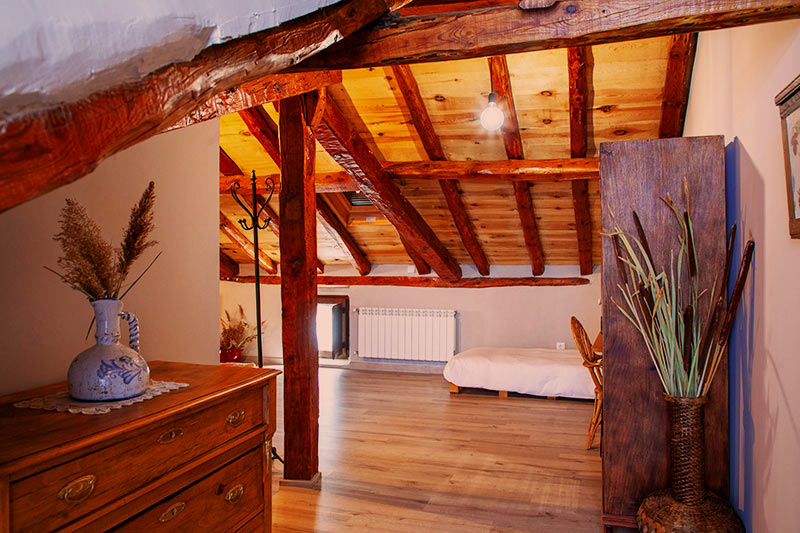 Buhardilla Dormitorio entrada con cómoda de madera